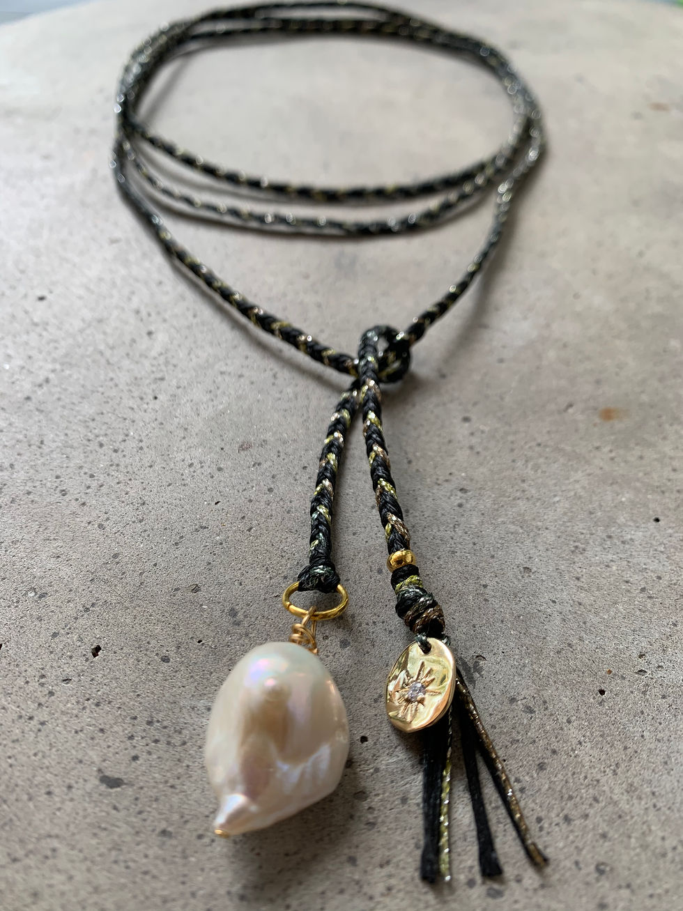 תמונה ממוזערת: שרשרת קשירה עשויה מחוטי שעווה סרוגים פנינת בארוק ותליון בציפוי זהב עם זרקון קטן