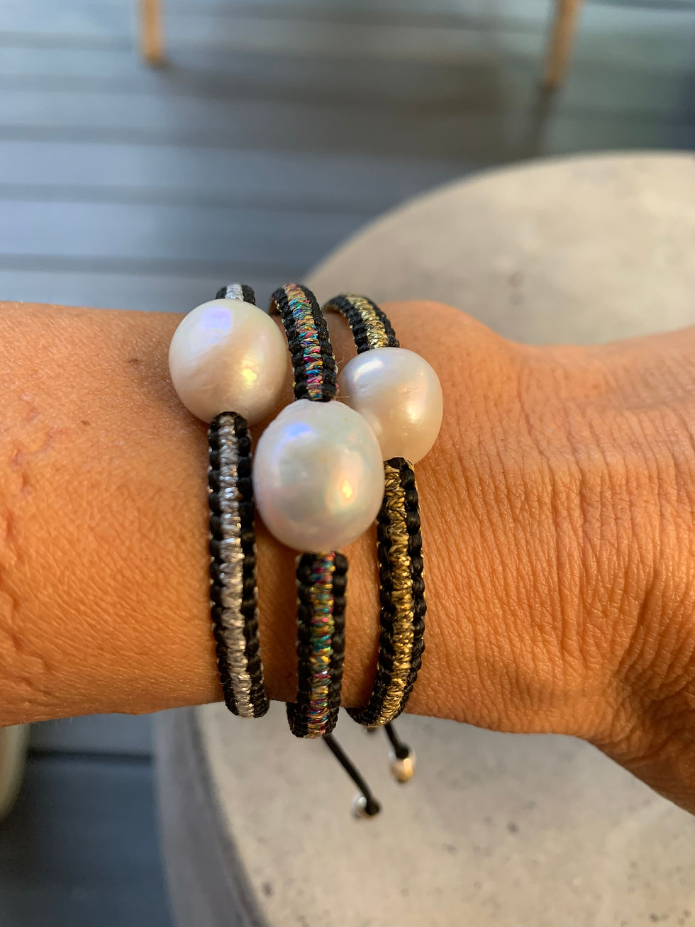 תמונה ממוזערת: צמיד פנינת בארוק סרוגה על חוט שעווה