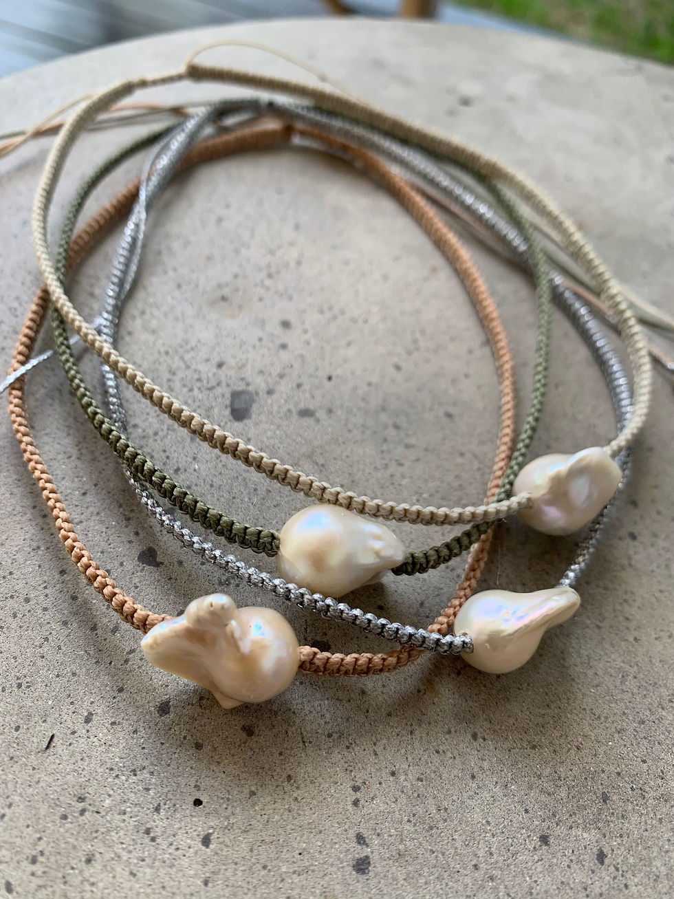 תמונה ממוזערת: שרשרת קצרה עם פנינת בארוק הסרוגה על חוט שעווה