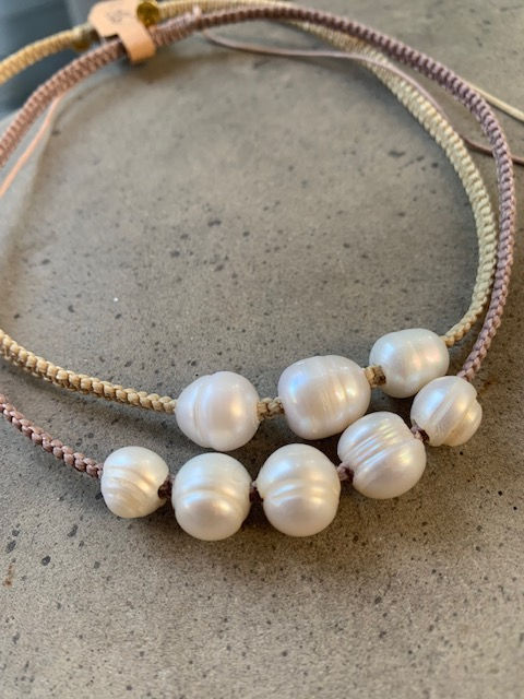 תמונה ממוזערת: שרשרת צמודה פנינים סרוגות על חוט שעווה