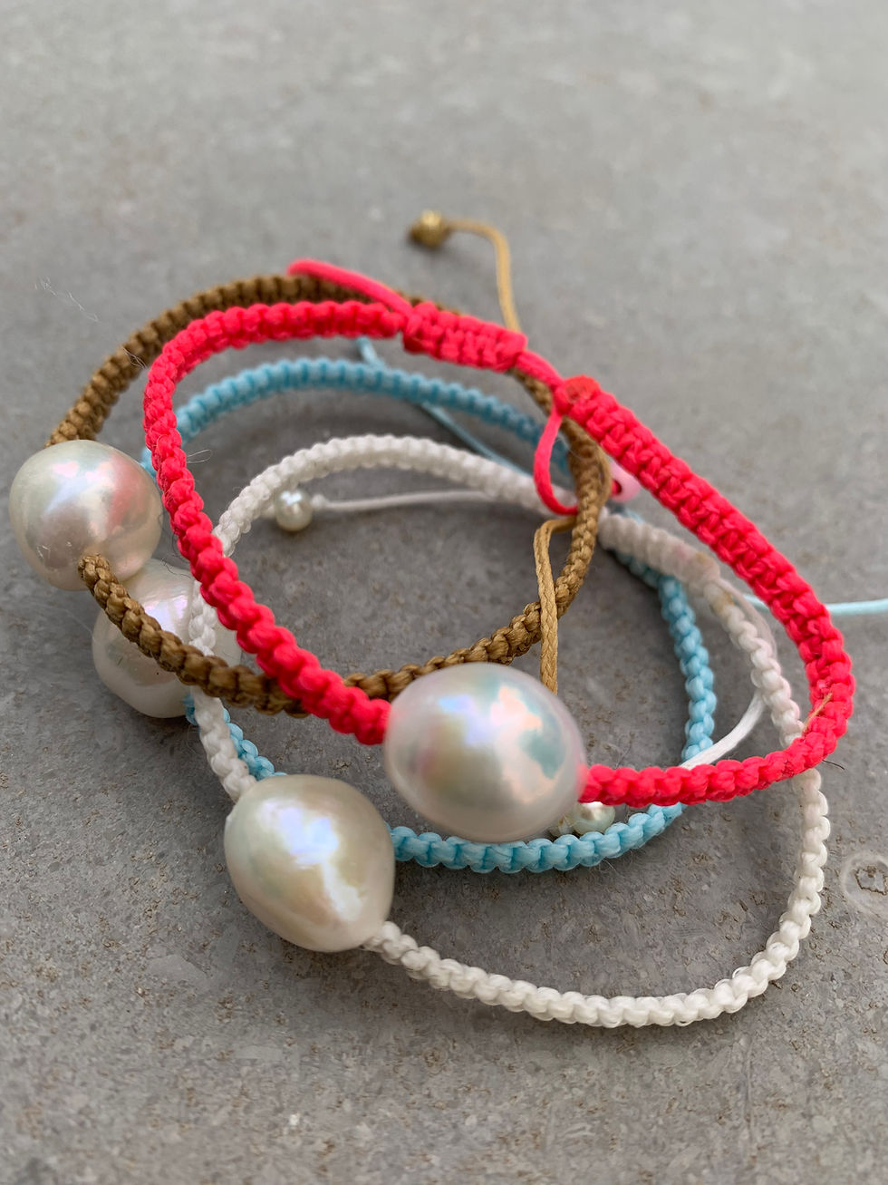 Thumbnail: צמיד פנינת בארוק פראית סרוגה על חוט שעווה