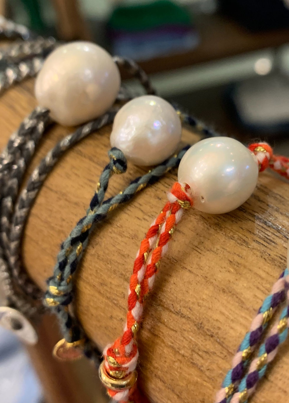 Thumbnail: צמיד פנינה ותליונים על חוט צבעוני כפול