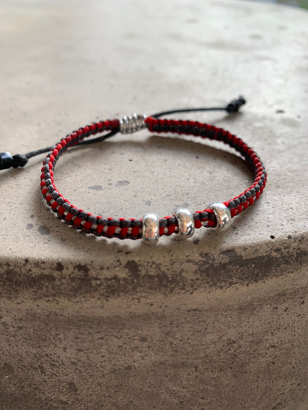 Thumbnail: צמיד חרוזי כסף סרוגים על חוט שעווה