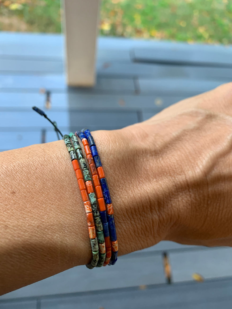 תמונה ממוזערת: צמיד עדין העשוי מחרוזי טורקיז אפריקאי וחרוזי ג'ספר כתומים