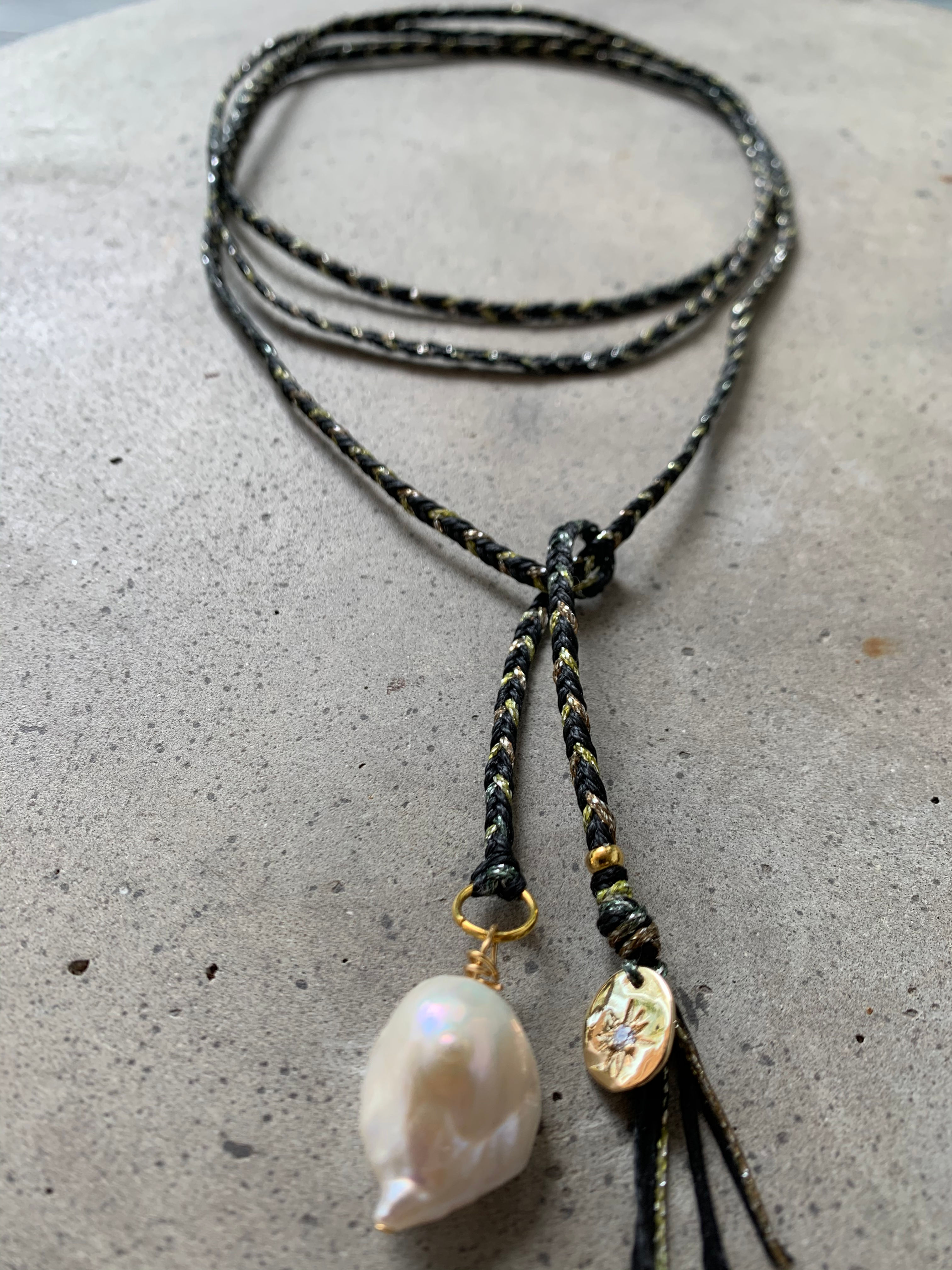 שרשרת קשירה עשויה מחוטי שעווה סרוגים פנינת בארוק ותליון בציפוי זהב עם זרקון קטן