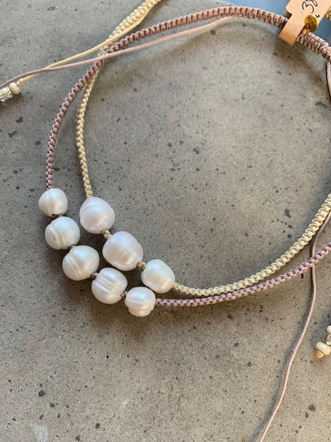 תמונה ממוזערת: שרשרת צמודה פנינים סרוגות על חוט שעווה