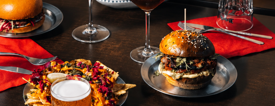 red-bear-photo-02-table-burgers-cocktails