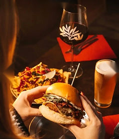 03-burger-tenu-en-mains-red-bear