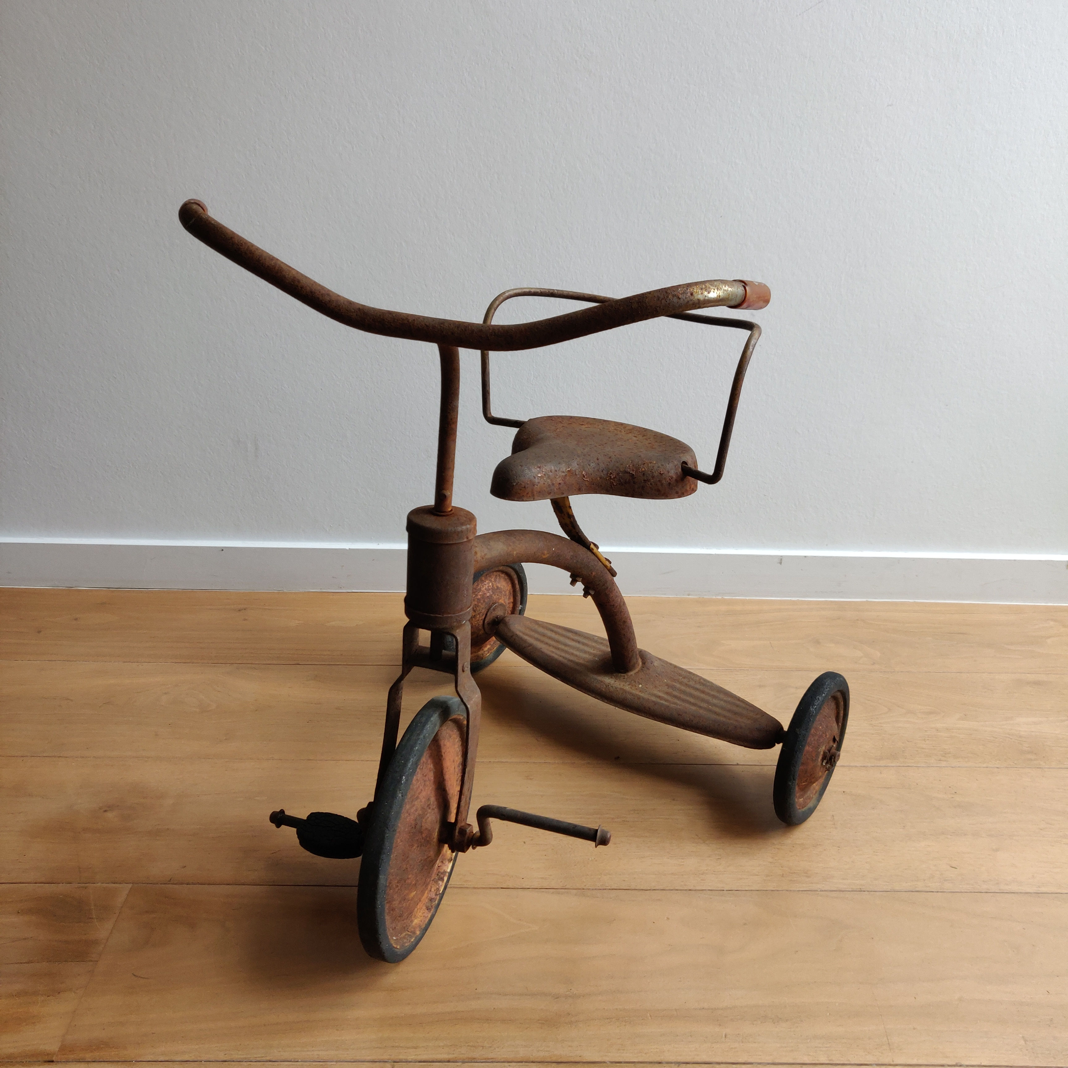 Oud verroest fietsje