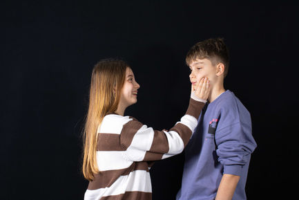 בסט הזה צילמתי תאומים, בן ובת בגיל החטיבה. הסט הזה היה שונה מהסטים הקודמים גם בגלל הגיל שפה הם גדולים יותר וגם בגלל העובדה שהם בן ובת, השוני הזה משפיע מאוד בגלל שבגיל הזה הקשר שונה. פחות מתחבקים, יותר ריבים וכדומה.
בסט תכננתי שוב, להתמקד בקשר בין השניים, קשר בין בן לבת ודווקא בגיל הזה, איך הם יתנהגו כשאני אגיד להם להתחבק, להסתכל אחד על השני...
