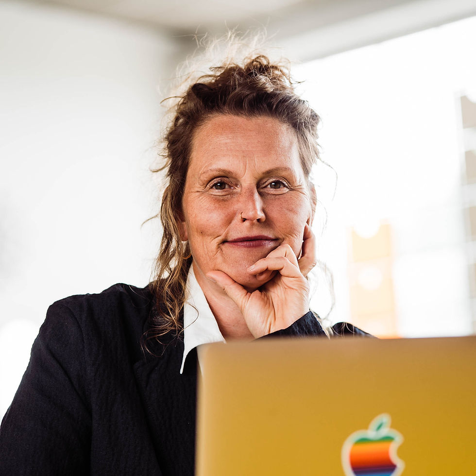 Mirjam Spies blickt über Laptop