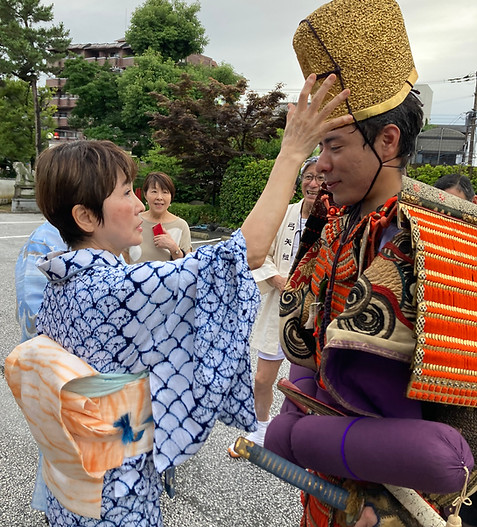 金冠を直す明珍さん.jpg