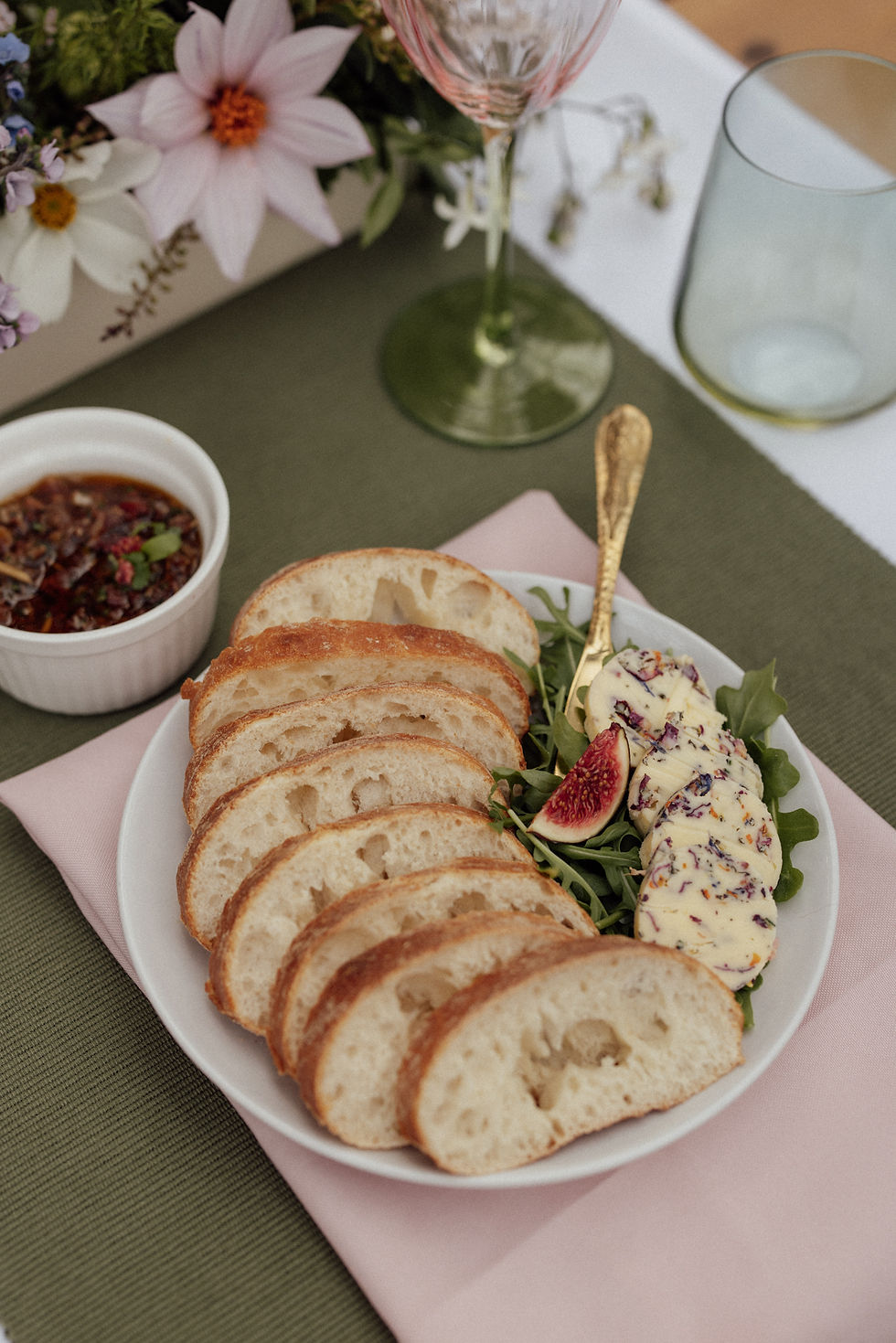 Fresh bread with sundried tomato dip