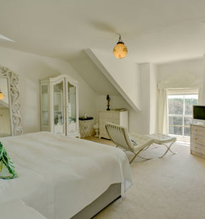 The Luxury Private White Room with view
