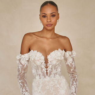 Bruidsjurk Wade van Madi Lane Bridal is ontworpen voor de moderne bruid,  vrouwelijkheid, textuur en veelzijdige elegantie. Deze jurk is gemaakt van prachtig Chantilly-kant en versierd met delicate 3D-bloemenapplicaties. Elk detail van deze jurk straalt zachte glamour uit.