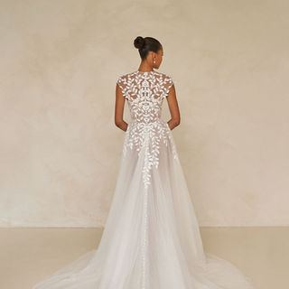 Deze trouwjurk, Whitley, van Madi Lane Bridal is een beauty gemaakt van prachtig kant, het kleine mouwtje, diep decolleté en split maken deze bruidsjurk een showstopper. En wat zeg te van de waanzinnige rug van deze trouwjurk?  