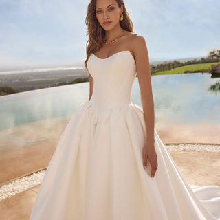 Look at this back, it looks like a couture weddingdress from Victor&Rolf. De strikjes achter op deze trouwjurk en het basque waist korset lijfje maken deze trouwjurk een eyecatcher