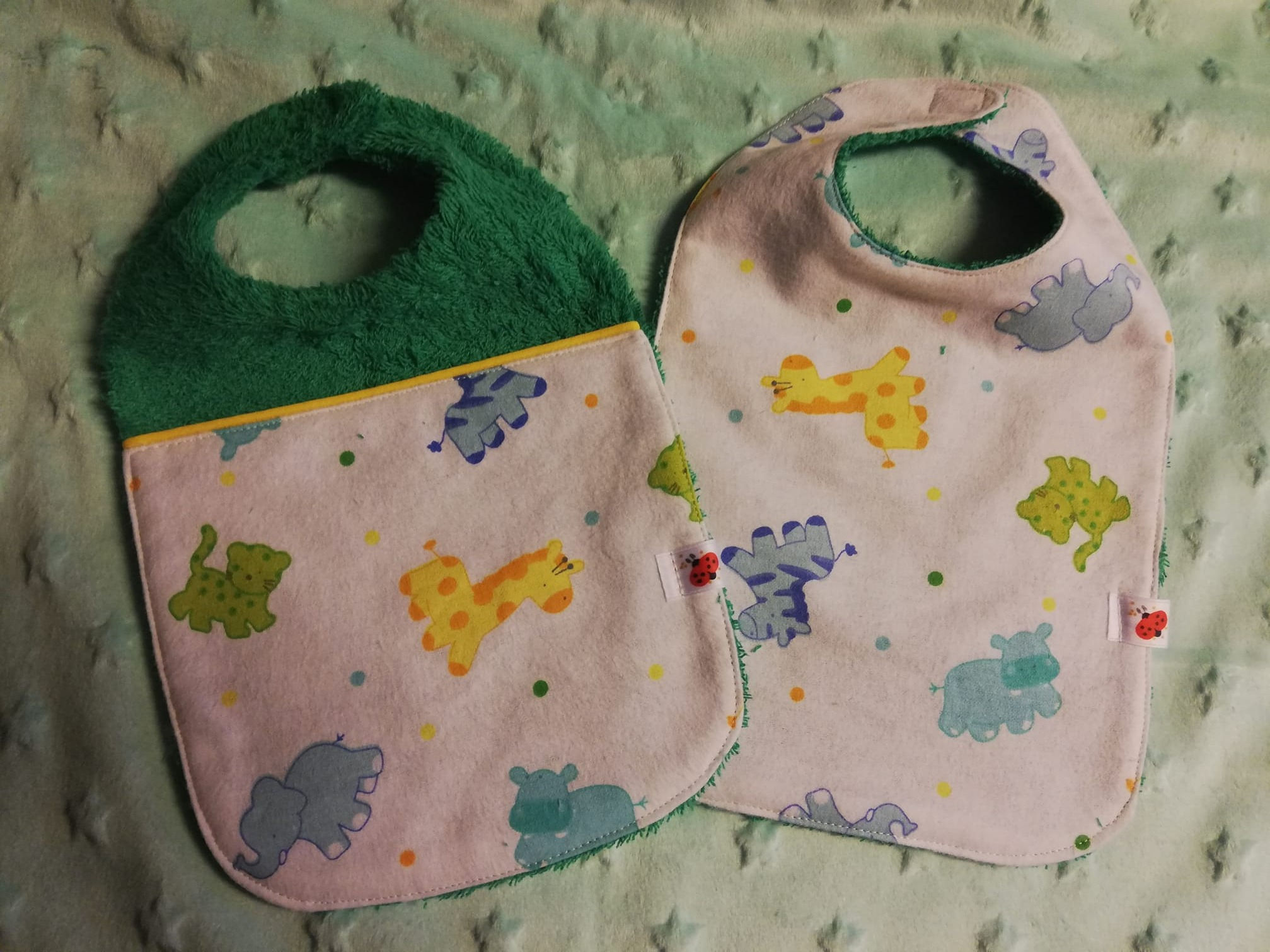 een set slabbetjes met dieren