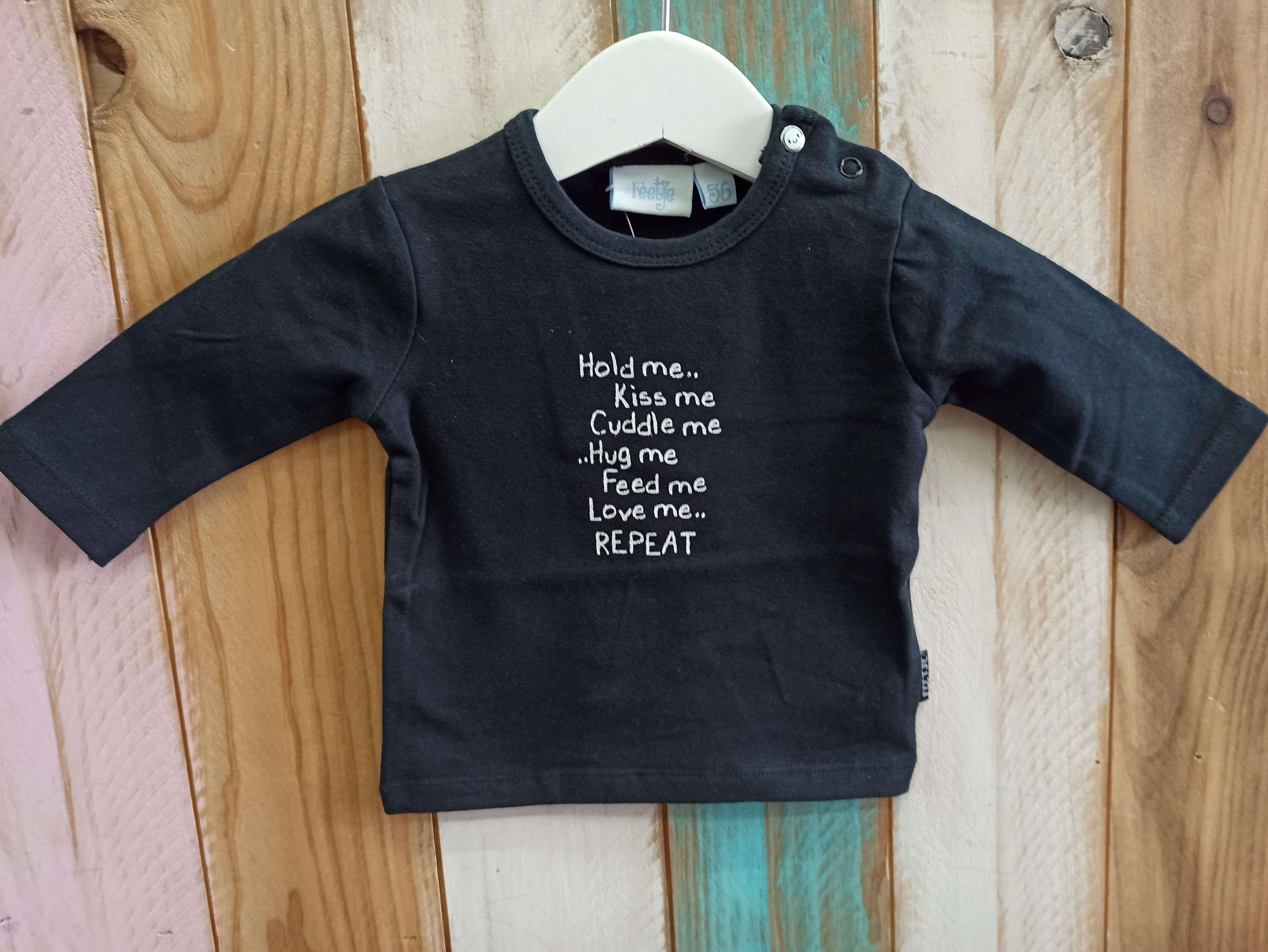 Camiseta Negra Hold Me... Kiss Me ... - FEETJE