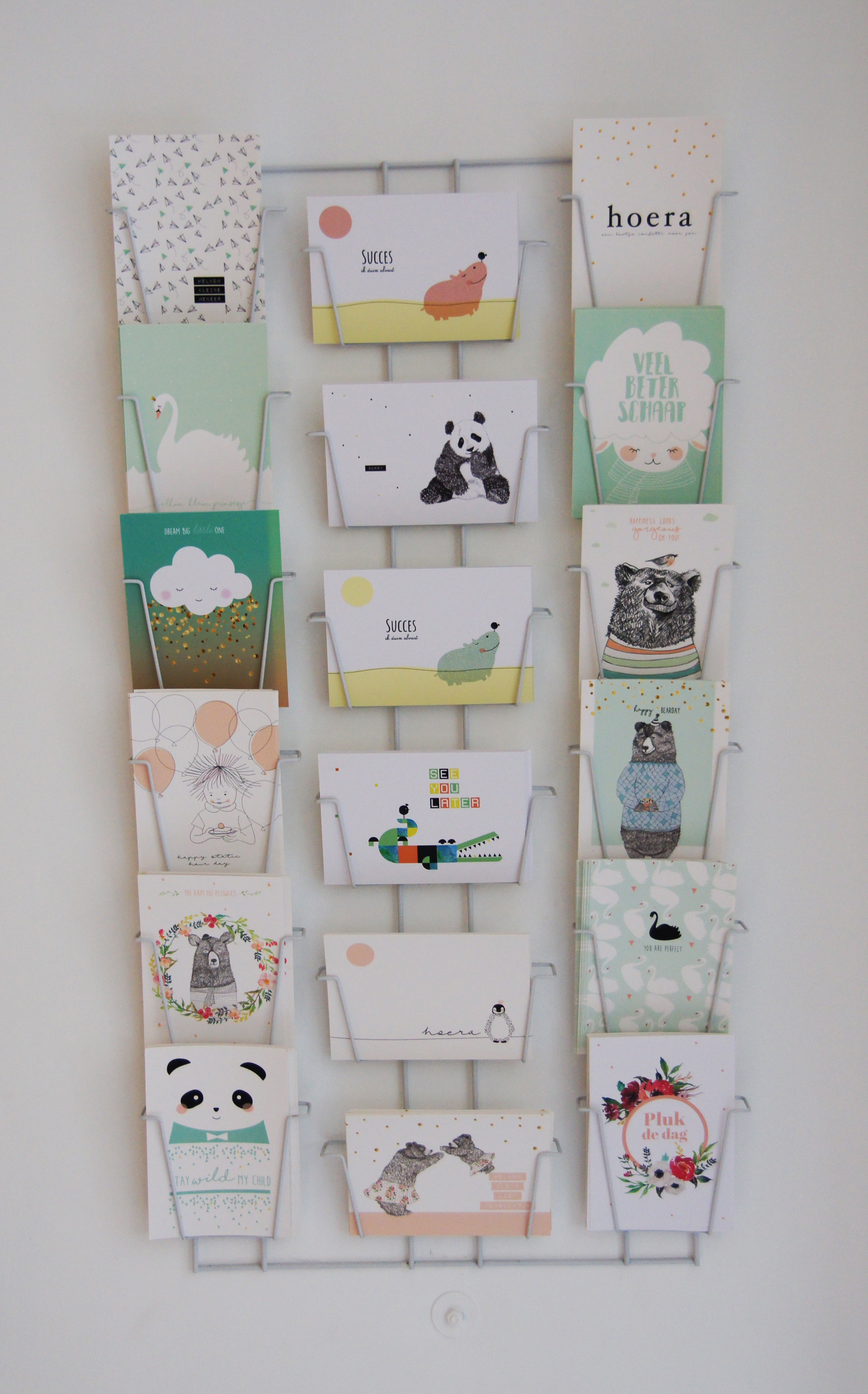 rek met postkaartjes