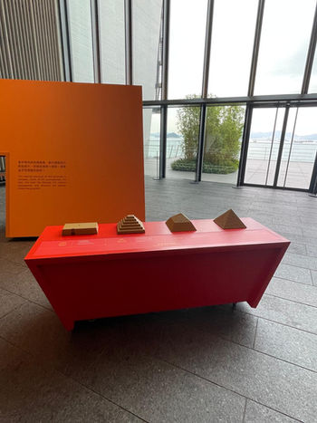 於 香港故宮文化博物館 展示的環保砂3D打印金字塔模型，讓大眾認識金字塔的演變。