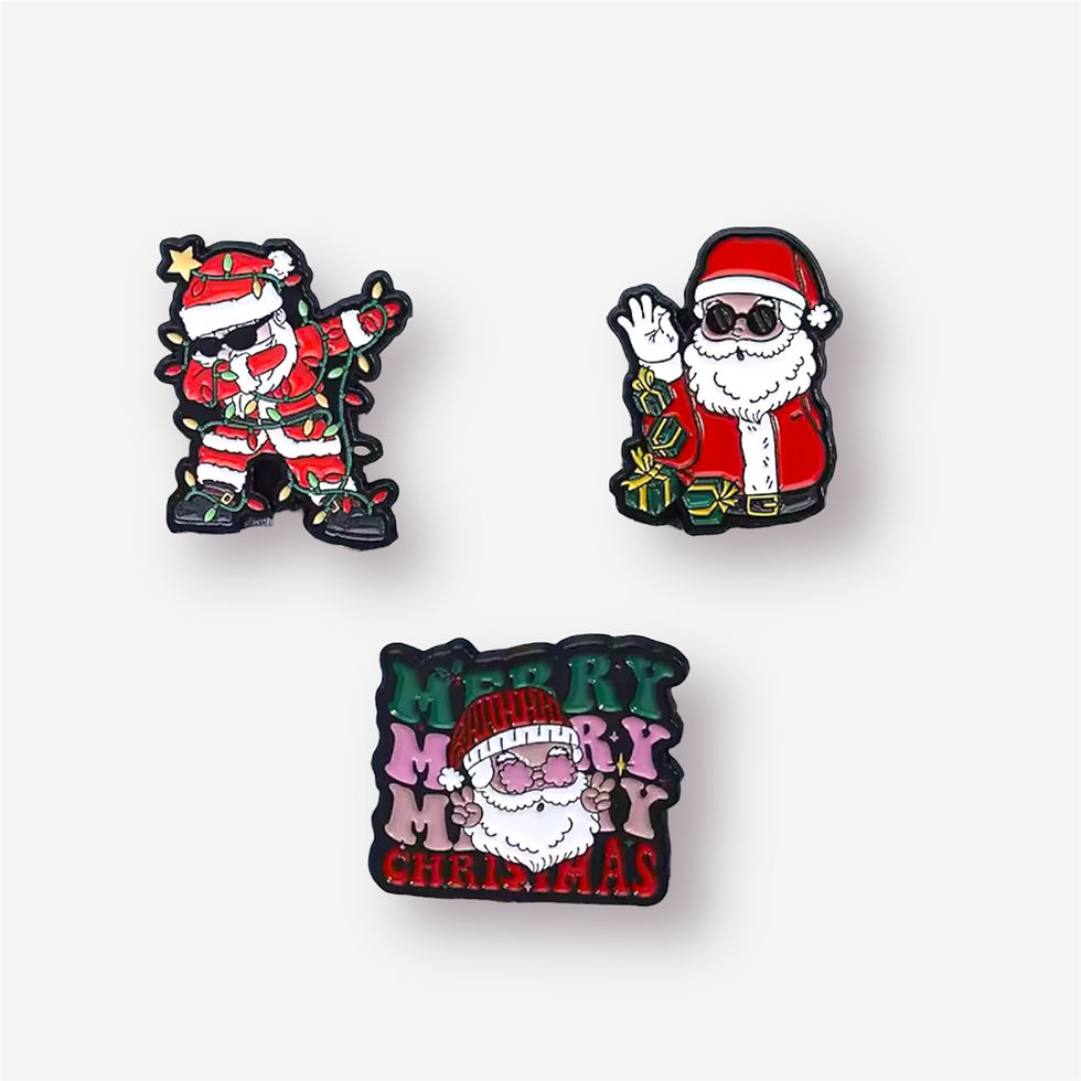 Weihnachtlicher Pin für Flugbegleiter, festliches Design, an einer Uniform befestigt.