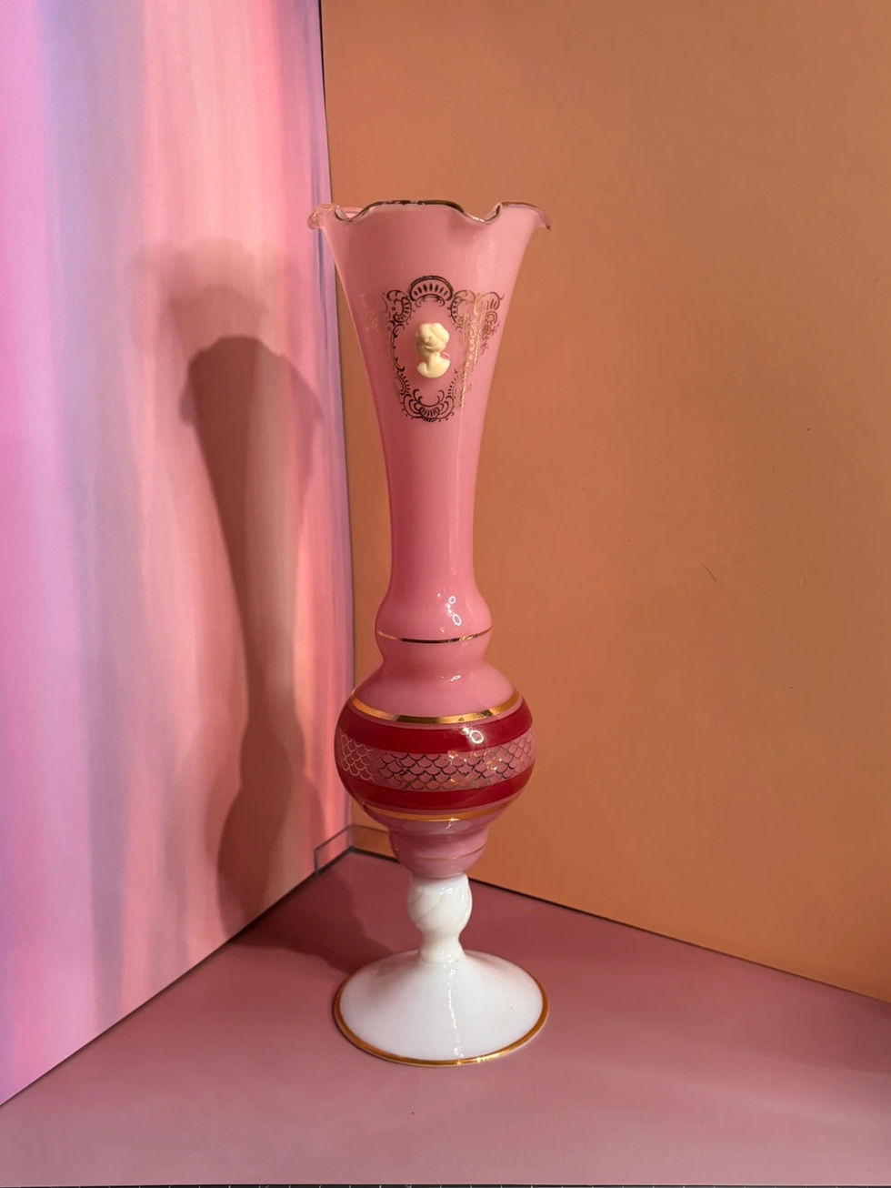 Coupe à pied ou vase rose en opaline ou verre soufflé vintage