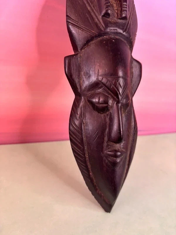 Masque africain sculpté en bois marron – Décoration ethnique vintage