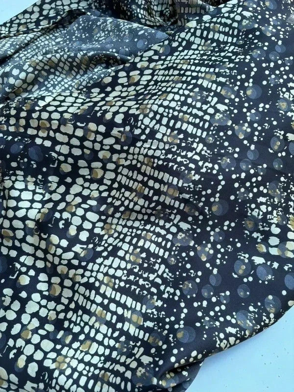 Coupon de tissu soyeux effet peau de serpent python noir, beige et gris – 300 x 150 cm