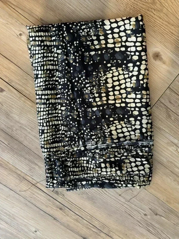 Coupon de tissu soyeux effet python noir, beige et gris – 300 x 145 cm