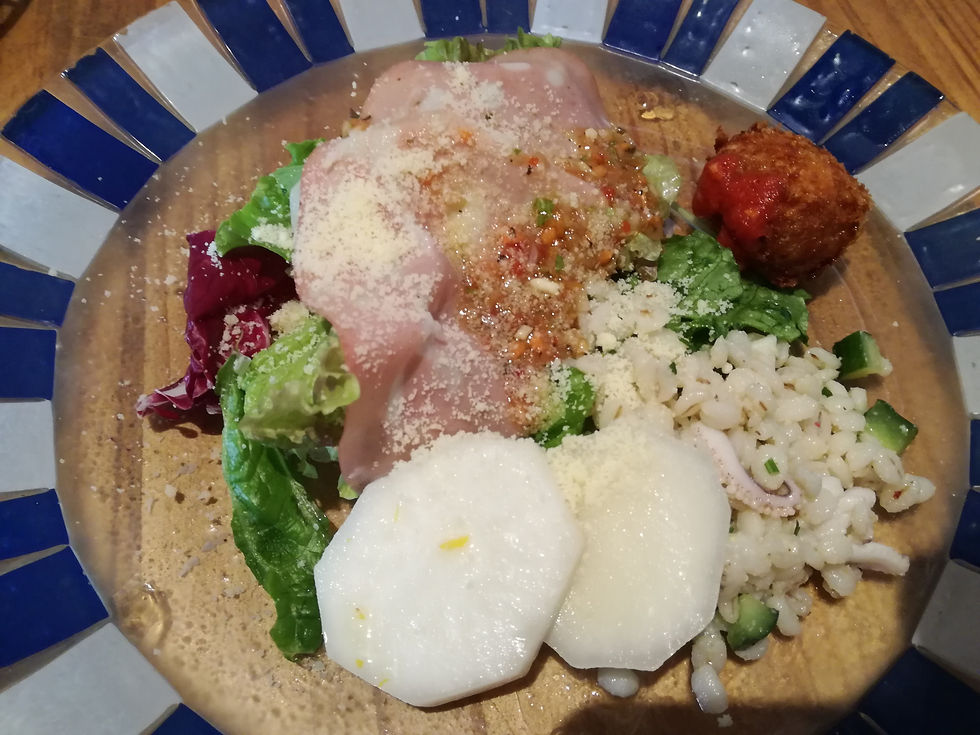 前菜プレート　サラダ　ボリューム感