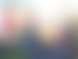 vitrail coloré représentant un phare sous un ciel ensoleillé