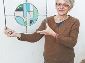 vitrail coloré en cercle sur fond blanc art déco