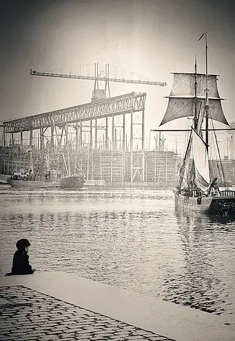Fotografia storica del cantiere navale di Belfast, testimonianza dell’eredità industriale e marittima della città.