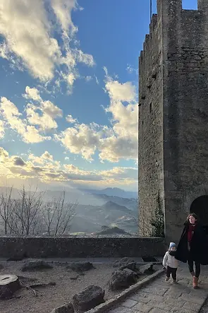 Madre e bambino vicino alla Prima Torre Guaita con vista sul paesaggio di San Marino