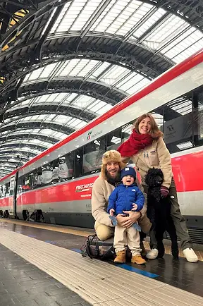 Famiglia prima di salire sul Frecciarossa alla stazione di Parma, in partenza verso il Bernina