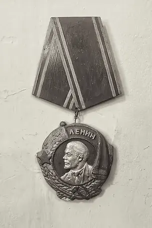 Medaglia storica dedicata a Lenin esposta in Transnistria, testimonianza dell'eredità sovietica del territorio
