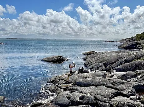 Mamma e figlio in un pomeriggio sull’isola di Vrångö, lungo la Bohuslän Coast in Svezia, tra rocce, vento del Nord e luce che sfiora il mare.