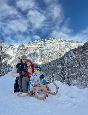 Famiglia al ghiacciaio di Morteratsch in inverno