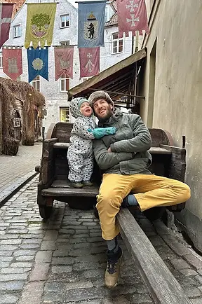 Mattia Melegari e figlio su una carrozza tra i vicoli medievali di Riga