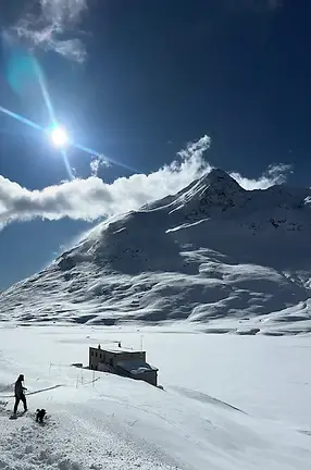 Mattia Melegari e il cane lungo un sentiero dall’Ospizio Bernina