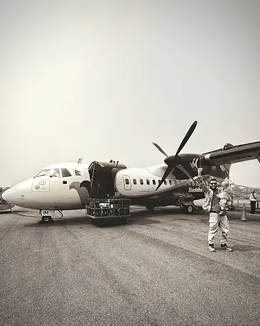 Papà e figlio sulla pista di atterraggio dopo un volo interno verso il Chitwan National Park, pronti a vivere un nuovo capitolo del viaggio in famiglia in Nepal.