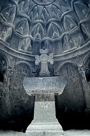 Dettaglio di una croce in pietra nel Monastero di Geghard, esempio di arte medievale armene.