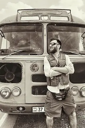 Mattia Melegari davanti a un camioncino durante un "on the road" in Armenia