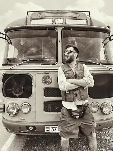 Mattia Melegari davanti a un camioncino durante un "on the road" in Armenia