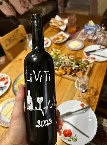 Tavola imbandita con piatti tipici nella guest house armena Li.Vi.Ti. , simbolo dell'ospitalità locale e della tradizione culinaria.