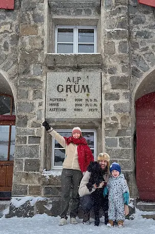Famiglia sotto la neve ad Alp Grüm lungo la linea del Bernina