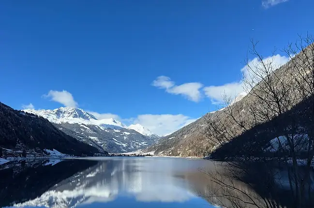 Paesaggio alpino visto dal finestrino del treno del Bernina