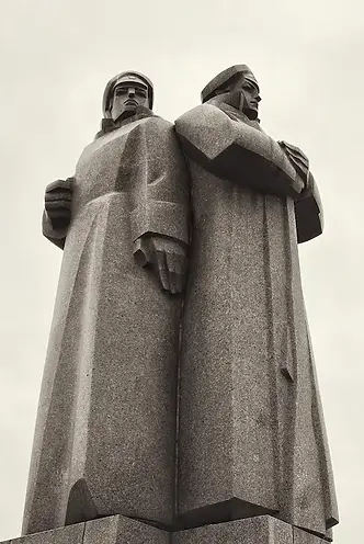 Monumento ai Fucilieri Lettoni a Riga, gruppo scultoreo in pietra dal forte impatto simbolico, inserito nel contesto urbano del centro storico.