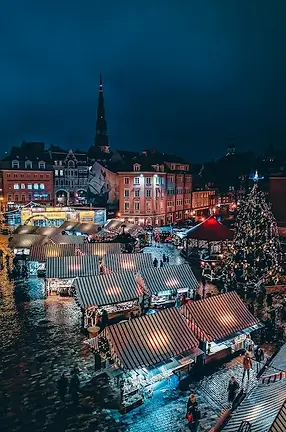 Mercatini di Natale a Riga con luci e bancarelle storiche, esperienza invernale per famiglie in viaggio e viaggi con bambini nel Nord Europa.